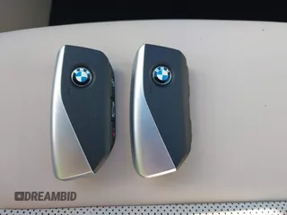 2024 BMW X1 xDrive28i с VIN WBX73EF0XR5Z50590, выставлен на аукционе IAAI как лот 42052219 с пробегом 3 158 миль миль и . История ставок и продаж доступна на DreamBid. Изображение 11.