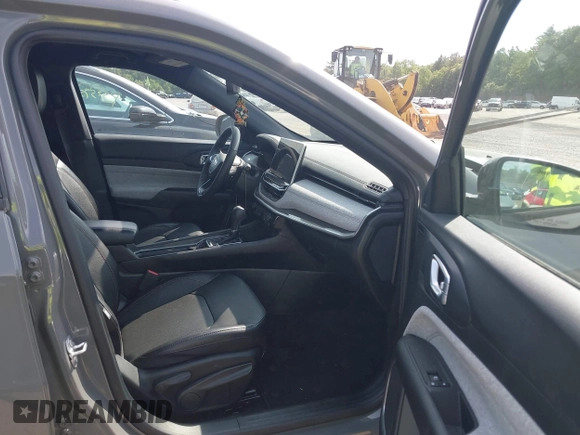 2023 Jeep Compass Latitude Lux z VIN 3C4NJDFN8PT531229, wystawiony jako IAAI lot #42383427 z przebiegiem 6 979 mil mil oraz . Historia ofert i sprzedaży dostępna na DreamBid. Obrazek 5.