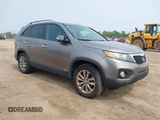 2011 Kia Sorento EX z VIN 5XYKUDA26BG062679, wystawiony jako IAAI lot #42471272 z przebiegiem 100 786 mil mil oraz . Historia ofert i sprzedaży dostępna na DreamBid. Obrazek 1.