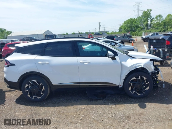 2025 Kia Sportage SX-Prestige z VIN 5XYK53DF8SG295372, wystawiony jako IAAI lot #42279567 z przebiegiem 1 367 mil mil oraz . Historia ofert i sprzedaży dostępna na DreamBid. Obrazek 13.