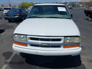 2004 Chevrolet Blazer LS z VIN 1GNDT13XX4K139559, wystawiony jako IAAI lot #42126705 z przebiegiem 197 460 mil mil oraz . Historia ofert i sprzedaży dostępna na DreamBid. Obrazek 6.
