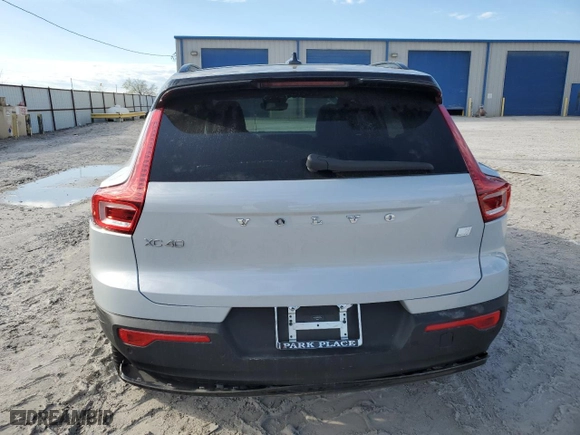 2021 Volvo XC40 with VIN YV4ED3UR7M2561744, listed as a Copart auction lot 43832303 with 10,884 mi miles. Bid and sale history available at carsss.com. Image 6.