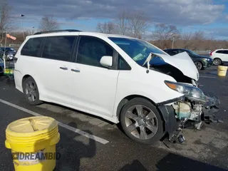 2014 Toyota Sienna SE with VIN 5TDXK3DC1ES422510, listed as a IAAI auction lot 41030376 with Not Provided miles. Bid and sale history available at carsss.com. Image 1.