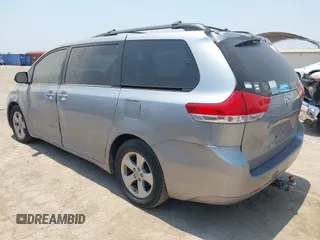 2014 Toyota Sienna LE AAS z VIN 5TDKK3DC6ES442682, wystawiony jako IAAI lot #42271110 z przebiegiem 158 785 mil mil oraz . Historia ofert i sprzedaży dostępna na DreamBid. Obrazek 3.