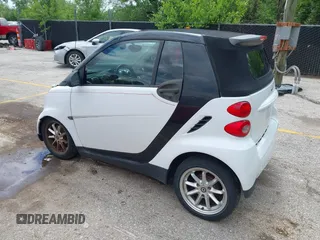 2009 Smart fortwo Passion z VIN WMEEK31X79K210918, wystawiony jako IAAI lot #42316213 z przebiegiem 99 667 mil mil oraz . Historia ofert i sprzedaży dostępna na DreamBid. Obrazek 3.