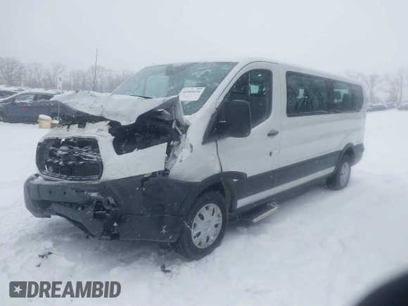 2019 Ford Transit Passenger XL z VIN 1FBZX2ZM4KKB53934, wystawiony jako IAAI lot #41260226 z przebiegiem 153 409 mil mil oraz . Historia ofert i sprzedaży dostępna na DreamBid. Obrazek 2.