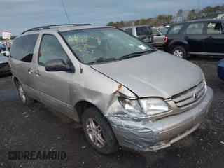 2002 Toyota Sienna LE with VIN 4T3ZF13C92U444185, listed as a IAAI auction lot 39003187 with 999,999 mi miles. Bid and sale history available at carsss.com. Image 1.