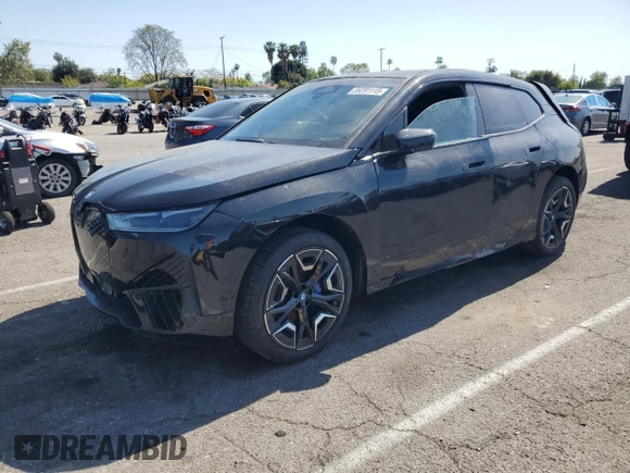 2025 BMW iX xDrive50 z VIN WB523CF02SCS06555, wystawiony jako Copart lot #55291115 z przebiegiem Nie podano mil oraz Szkoda całkowita • Salvage title. Historia ofert i sprzedaży dostępna na DreamBid. Obrazek 1.