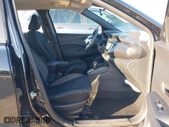2020 Nissan Kicks S z VIN 3N1CP5BV1LL556133, wystawiony jako IAAI lot #40462262 z przebiegiem 39 750 mil mil oraz . Historia ofert i sprzedaży dostępna na DreamBid. Obrazek 5.
