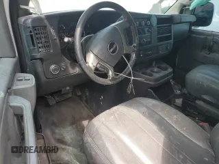 2017 GMC Savana Cargo z VIN 1GTW7AFF0H1338608, wystawiony jako Copart lot #52436585 z przebiegiem 162 749 mil mil oraz Szkoda całkowita • Salvage title. Historia ofert i sprzedaży dostępna na DreamBid. Obrazek 8.