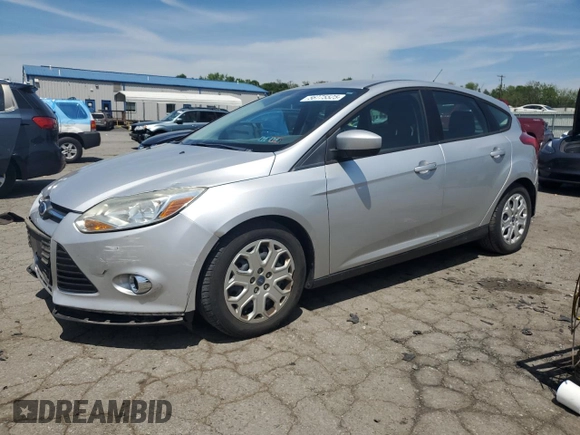 2012 Ford Focus SE z VIN 1FAHP3K2XCL270196, wystawiony jako Copart lot #57319575 z przebiegiem 80 364 mil mil oraz Szkoda całkowita • Salvage title. Historia ofert i sprzedaży dostępna na DreamBid. Obrazek 1.