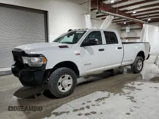 2022 Ram 2500 Tradesman z VIN 3C6UR5HJ9NG202461, wystawiony jako Copart lot #57094075 z przebiegiem 135 753 mil mil oraz Czysty tytuł • Clean title. Historia ofert i sprzedaży dostępna na DreamBid. Obrazek 1.