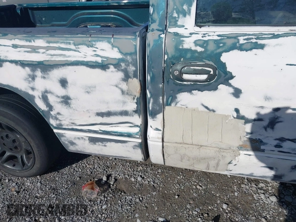 1998 Dodge Dakota SLT z VIN 1B7FL26X7WS586596, wystawiony jako IAAI lot #41745358 z przebiegiem 173 950 mil mil oraz . Historia ofert i sprzedaży dostępna na DreamBid. Obrazek 13.