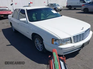 1999 Cadillac DeVille z VIN 1G6KD54Y8XU712045, wystawiony jako IAAI lot #42226417 z przebiegiem 164 805 mil mil oraz . Historia ofert i sprzedaży dostępna na DreamBid. Obrazek 1.