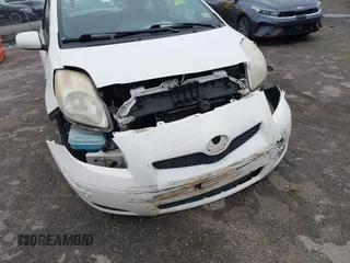 2009 Toyota Yaris z VIN JTDJT903995234034, wystawiony jako IAAI lot #42199093 z przebiegiem 194 471 mil mil oraz . Historia ofert i sprzedaży dostępna na DreamBid. Obrazek 6.