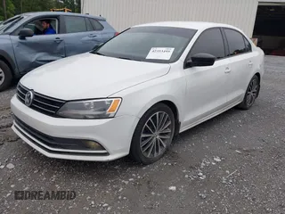 2015 Volkswagen Jetta SE z VIN 3VWD17AJ2FM203795, wystawiony jako IAAI lot #42353495 z przebiegiem 150 903 mil mil oraz . Historia ofert i sprzedaży dostępna na DreamBid. Obrazek 2.