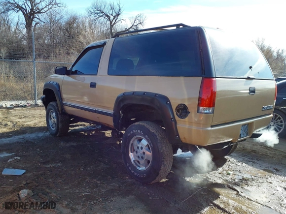 1998 Chevrolet Tahoe with VIN 3GNEK18R2WG122041, listed as a IAAI auction lot 41543943 with 106,978 mi miles. Bid and sale history available at carsss.com. Image 3.