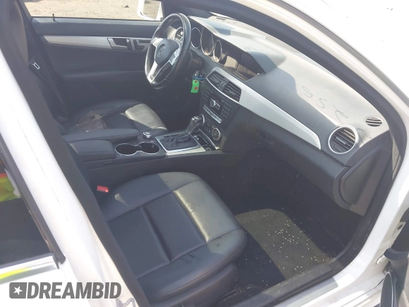 2013 Mercedes-Benz C 300 Sport z VIN WDDGF8AB9DR295926, wystawiony jako IAAI lot #42256993 z przebiegiem 217 669 mil mil oraz . Historia ofert i sprzedaży dostępna na DreamBid. Obrazek 5.