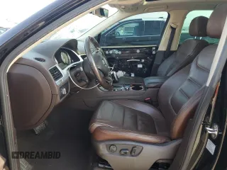 2012 Volkswagen Touareg Sport z VIN WVGEF9BP8CD008746, wystawiony jako Copart lot #45638945 z przebiegiem 138 945 mil mil oraz Szkoda całkowita • Salvage title. Historia ofert i sprzedaży dostępna na DreamBid. Obrazek 7.