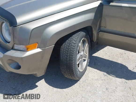 2008 Jeep Patriot Sport with VIN 1J8FT28W18D636073, listed as a IAAI auction lot 42030817 with 103,122 mi miles. Bid and sale history available at carsss.com. Image 6.