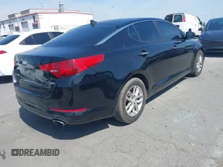 2013 Kia Optima LX z VIN 5XXGM4A75DG239179, wystawiony jako IAAI lot #41831088 z przebiegiem 128 411 mil mil oraz . Historia ofert i sprzedaży dostępna na DreamBid. Obrazek 4.