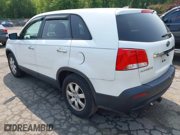 2012 Kia Sorento LX z VIN 5XYKT4A15CG256924, wystawiony jako IAAI lot #42483108 z przebiegiem 208 525 mil mil oraz . Historia ofert i sprzedaży dostępna na DreamBid. Obrazek 3.