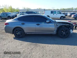 2015 Infiniti Q70 z VIN JN1BY1AR5FM561996, wystawiony jako IAAI lot #42099091 z przebiegiem 115 080 mil mil oraz . Historia ofert i sprzedaży dostępna na DreamBid. Obrazek 12.