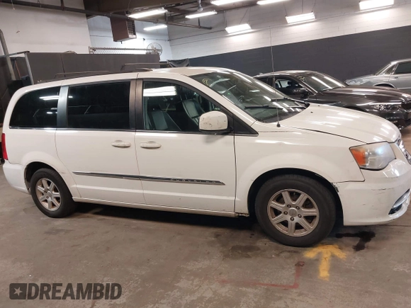 2013 Chrysler Town & Country Touring z VIN 2C4RC1BG9DR656630, wystawiony jako IAAI lot #42141980 z przebiegiem 150 303 mil mil oraz . Historia ofert i sprzedaży dostępna na DreamBid. Obrazek 13.