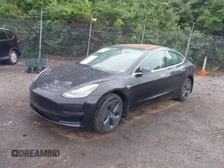 2018 Tesla Model 3 Long Range Battery z VIN 5YJ3E1EB7JF070600, wystawiony jako IAAI lot #42324240 z przebiegiem 68 804 mil mil oraz . Historia ofert i sprzedaży dostępna na DreamBid. Obrazek 2.
