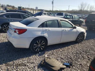 2013 Chrysler 200 Touring z VIN 1C3CCBBG8DN716555, wystawiony jako Copart lot #48287105 z przebiegiem 132 807 mil mil oraz Czysty tytuł • Clean title. Historia ofert i sprzedaży dostępna na DreamBid. Obrazek 3.