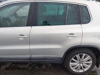 2013 Volkswagen Tiguan SE z VIN WVGAV7AX2DW532486, wystawiony jako IAAI lot #42813235 z przebiegiem 164 321 mil mil oraz . Historia ofert i sprzedaży dostępna na DreamBid. Obrazek 6.