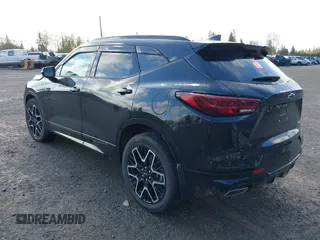 2025 Chevrolet Blazer RS z VIN 3GNKBKRSXSS110026, wystawiony jako IAAI lot #42020659 z przebiegiem 1507 mil mil oraz . Historia ofert i sprzedaży dostępna na DreamBid. Obrazek 3.
