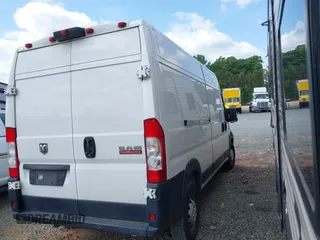 2020 Ram ProMaster Cargo z VIN 3C6TRVDG5LE115932, wystawiony jako IAAI lot #42060526 z przebiegiem 145 147 mil mil oraz . Historia ofert i sprzedaży dostępna na DreamBid. Obrazek 4.