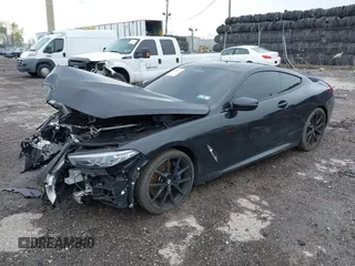 2020 BMW 8 Series 840i z VIN WBAAE4C01LCE09927, wystawiony jako IAAI lot #41908717 z przebiegiem 34 687 mil mil oraz . Historia ofert i sprzedaży dostępna na DreamBid. Obrazek 2.