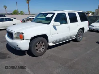 1999 Cadillac Escalade z VIN 1GYEK13R5XR417727, wystawiony jako IAAI lot #42281734 z przebiegiem 220 474 mil mil oraz . Historia ofert i sprzedaży dostępna na DreamBid. Obrazek 2.