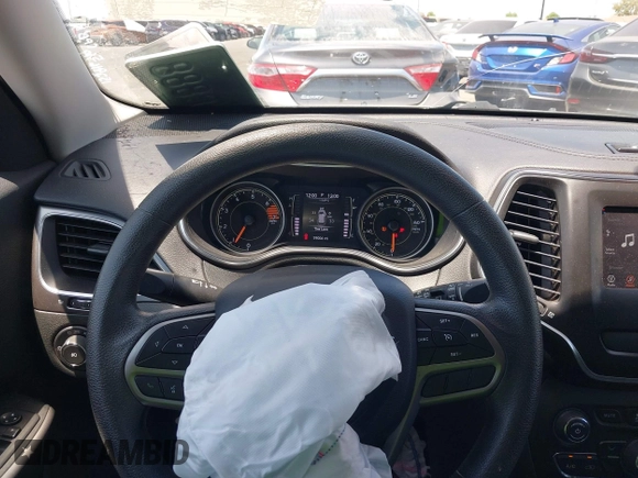 2019 Jeep Cherokee Latitude z VIN 1C4PJLCB8KD241701, wystawiony jako IAAI lot #42407536 z przebiegiem 59 006 mil mil oraz . Historia ofert i sprzedaży dostępna na DreamBid. Obrazek 7.