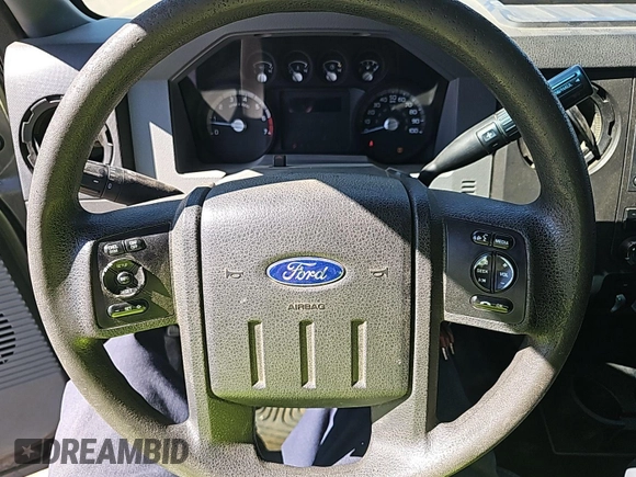 2015 Ford F-250 XLT z VIN 1FT7X2B61FEC57669, wystawiony jako IAAI lot #42430375 z przebiegiem 141 252 mil mil oraz . Historia ofert i sprzedaży dostępna na DreamBid. Obrazek 26.