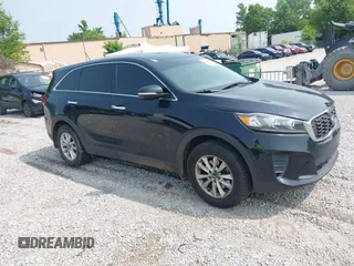 2019 Kia Sorento LX z VIN 5XYPG4A38KG540249, wystawiony jako IAAI lot #42410726 z przebiegiem 224 541 mil mil oraz . Historia ofert i sprzedaży dostępna na DreamBid. Obrazek 1.