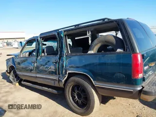 1996 GMC Suburban with VIN 1GKFK16R3TJ703465, listed as a IAAI auction lot 41325441 with 271,871 mi miles. Bid and sale history available at carsss.com. Image 15.