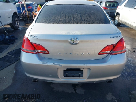2005 Toyota Avalon XL z VIN 4T1BK36B75U044022, wystawiony jako IAAI lot #41330241 z przebiegiem 196 362 mil mil oraz . Historia ofert i sprzedaży dostępna na DreamBid. Obrazek 17.