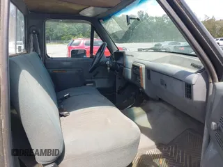 1989 Ford F-150 with VIN 2FTEF14N0KCA90438, listed as a IAAI auction lot 42448592 with 40,038 mi miles and . Bid and sale history available at DreamBid. Image 5.