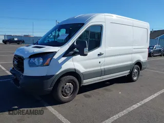 2019 Ford Transit z VIN 1FTYR1CM7KKB27462, wystawiony jako IAAI lot #41644752 z przebiegiem 94 260 mil mil oraz . Historia ofert i sprzedaży dostępna na DreamBid. Obrazek 2.