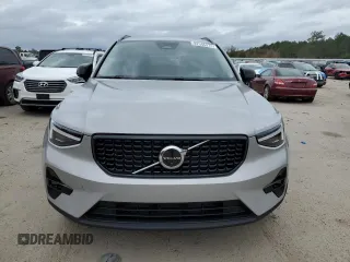 2023 Volvo XC40 Ultimate Dark Theme z VIN YV4L12UX2P2098537, wystawiony jako Copart lot #82546974 z przebiegiem 5 477 mil mil oraz Szkoda całkowita • Salvage title. Historia ofert i sprzedaży dostępna na DreamBid. Obrazek 5.