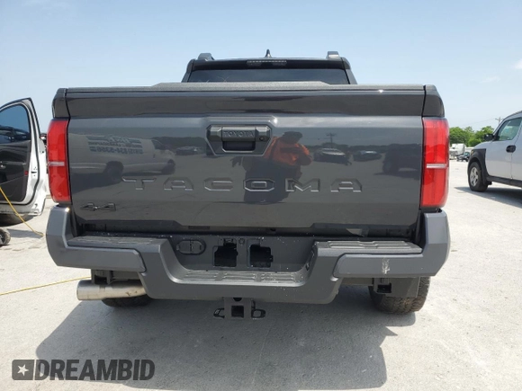 2024 Toyota Tacoma SR5 z VIN 3TMLB5JN6RM058039, wystawiony jako Copart lot #57168865 z przebiegiem 1 859 mil mil oraz Czysty tytuł • Clean title. Historia ofert i sprzedaży dostępna na DreamBid. Obrazek 6.