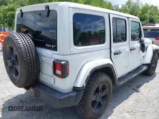 2021 Jeep Wrangler Unlimited Sahara z VIN 1C4HJXEN6MW764662, wystawiony jako IAAI lot #42494617 z przebiegiem 81 954 mil mil oraz . Historia ofert i sprzedaży dostępna na DreamBid. Obrazek 4.