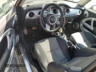 2006 MINI Hardtop S z VIN WMWRE33526TJ48561, wystawiony jako Copart lot #53217245 z przebiegiem 154 128 mil mil oraz Czysty tytuł • Clean title. Historia ofert i sprzedaży dostępna na DreamBid. Obrazek 8.