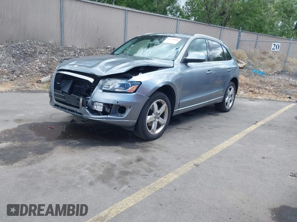 2010 Audi Q5 Premium Plus z VIN WA1LKAFP2AA098178, wystawiony jako IAAI lot #42275676 z przebiegiem 108 640 mil mil oraz . Historia ofert i sprzedaży dostępna na DreamBid. Obrazek 2.