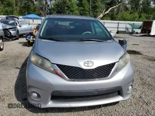 2013 Toyota Sienna SE с VIN 5TDXK3DC2DS383702, выставлен на аукционе Copart как лот 57618165 с пробегом 209 773 миль миль и Списание • Salvage title. История ставок и продаж доступна на DreamBid. Изображение 5.
