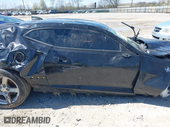 2016 Chevrolet Camaro 2LT z VIN 1G1FD1RS6G0127380, wystawiony jako IAAI lot #41984666 z przebiegiem 228 802 mil mil oraz . Historia ofert i sprzedaży dostępna na DreamBid. Obrazek 12.