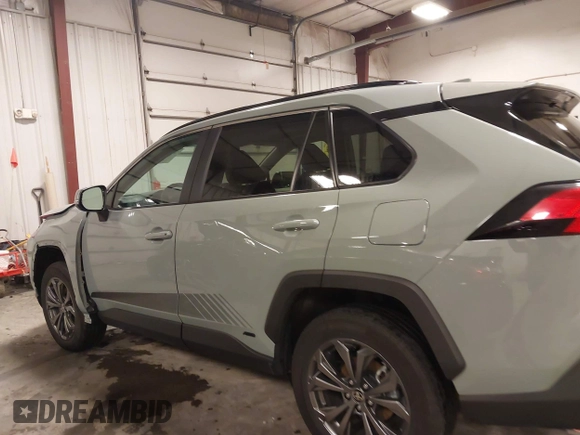 2023 Toyota RAV4 Hybrid XLE Premium z VIN 4T3B6RFV0PU118506, wystawiony jako IAAI lot #41972785 z przebiegiem 16 496 mil mil oraz . Historia ofert i sprzedaży dostępna na DreamBid. Obrazek 15.